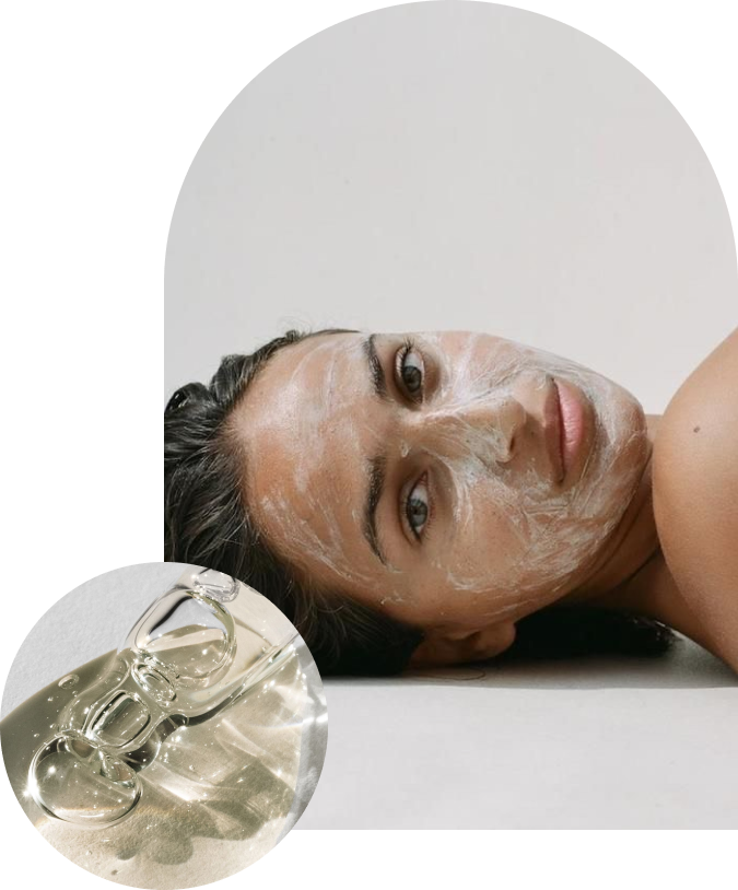 Chica soriente mirando fijamente con una mascarilla facial y serum